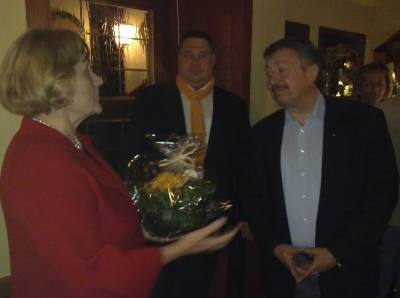 Wahlabend 2009 - Dorothea Bertling überreicht einen Blumenstrauss von der CDU Helmstedt