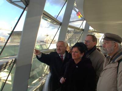 Augenblicke mit HWR - Auf der Reichstagskuppel zeigt Ronsöhr den Besuchern die Stadt Berlin.