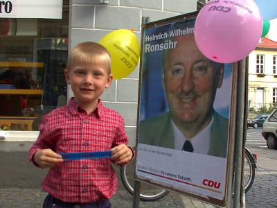 Augenblicke mit HWR - Wahlkampf 2002: der junge Jochen Pape macht Wahlwerbung für den Bundestagsabgeordneten Heinrich-Wilhelm Ronsöhr in der Fußgängerzone von Königslutter.