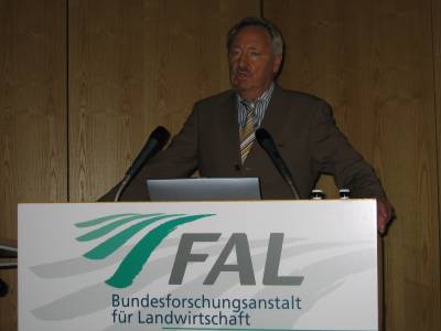 Augenblicke mit HWR - Der Landwirtschaft und Agrarpolitik war Ronsöhr besonders verbunden. Hier spricht er auf einem Symposium der CDU in der Bundesforschungsanstalt für Landwirtschaft (FAL) in Braunschweig.