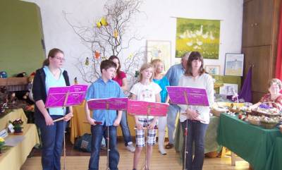 Besuch in Scheppau - Eine Flötengruppe führte einige Darbietungen auf.