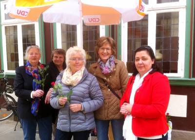 Rosen zum Muttertag 2014 - In der Helmstedter Fußgängerzone verteilte die Frauen Union rote Rosen.